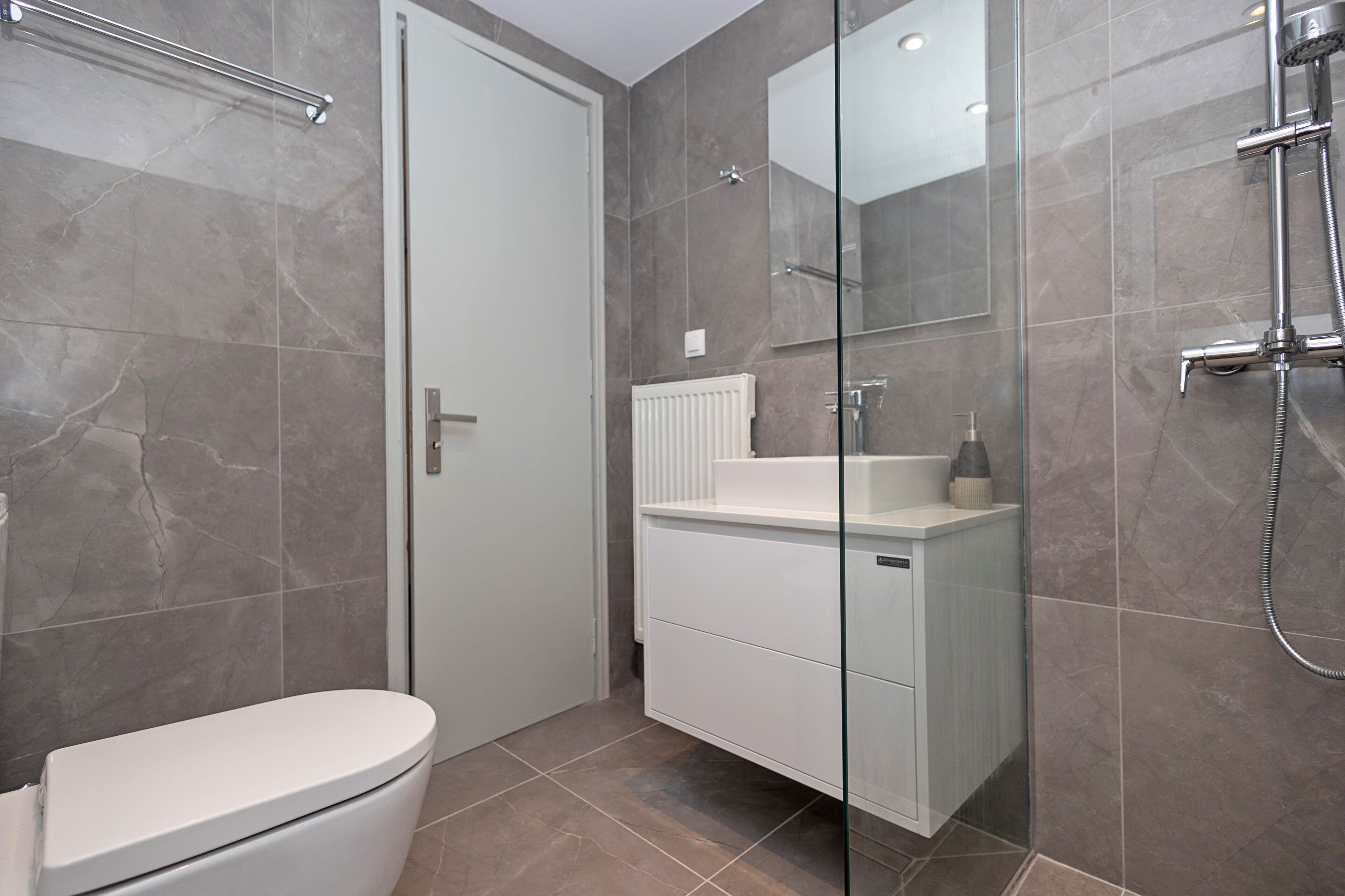 Appartement Supérieur, vue mer | Salle de bain | Sèche-cheveux, serviettes fournies, papier toilette