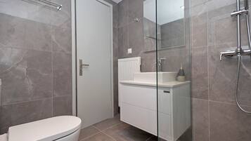 Appartement Supérieur, vue mer | Salle de bain | Sèche-cheveux, serviettes fournies, papier toilette