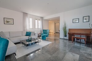 슈피리어 아파트, 바다 전망 | 거실 공간 | 평면 TV