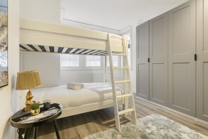 2 bedrooms, iron/ironing board, WiFi, bed sheets - Modern 2 BR 3 min walk to Tube station (London)