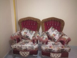 32-Zoll-LCD-Fernseher mit Satellitenempfang, Kamin, Videospielkonsole