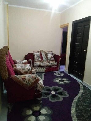 32-inch LCD TV with satellite channels, fireplace, video game console - Egypt Pyramids Hotel (Giza)