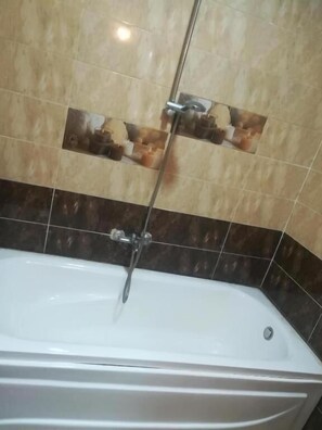 Separate bathtub and shower, free toiletries, hair dryer, bathrobes - Egypt  Pyramids Hotel (Giza)