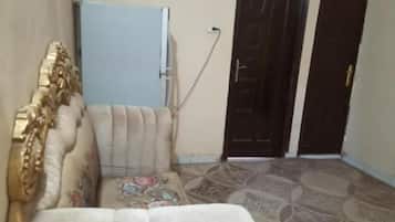 TV LCD, perapian, konsol video game, dan Netflix