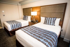Seprai premium, selimut bulu angsa, busa memori, dan minibar