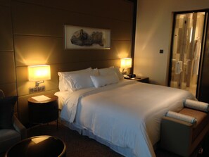 Premium bedding, down duvets, memory-foam beds, minibar - Egypt Pyramids Hotel (Giza)