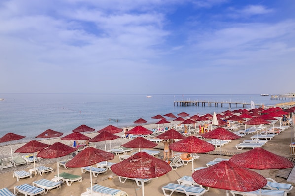 Playa privada, camastros y sombrillas 
