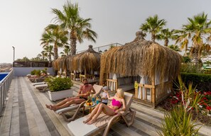 Private beach, sun loungers, beach umbrellas - Holiday Garden Resort (Alanya)