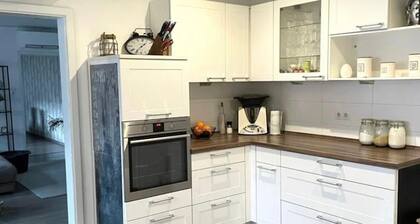 170 qm2 GroĂes, GemĂŒtliches Haus mit Kamin und Klimaanlage. Hunde ErwĂŒnscht!