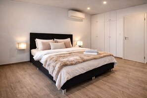 4 bedrooms, iron/ironing board, free WiFi, bed sheets - 170 qm2 Großes, Gemütliches Haus mit Kamin und Klimaanlage. Hunde Erwünscht! (Kestert)