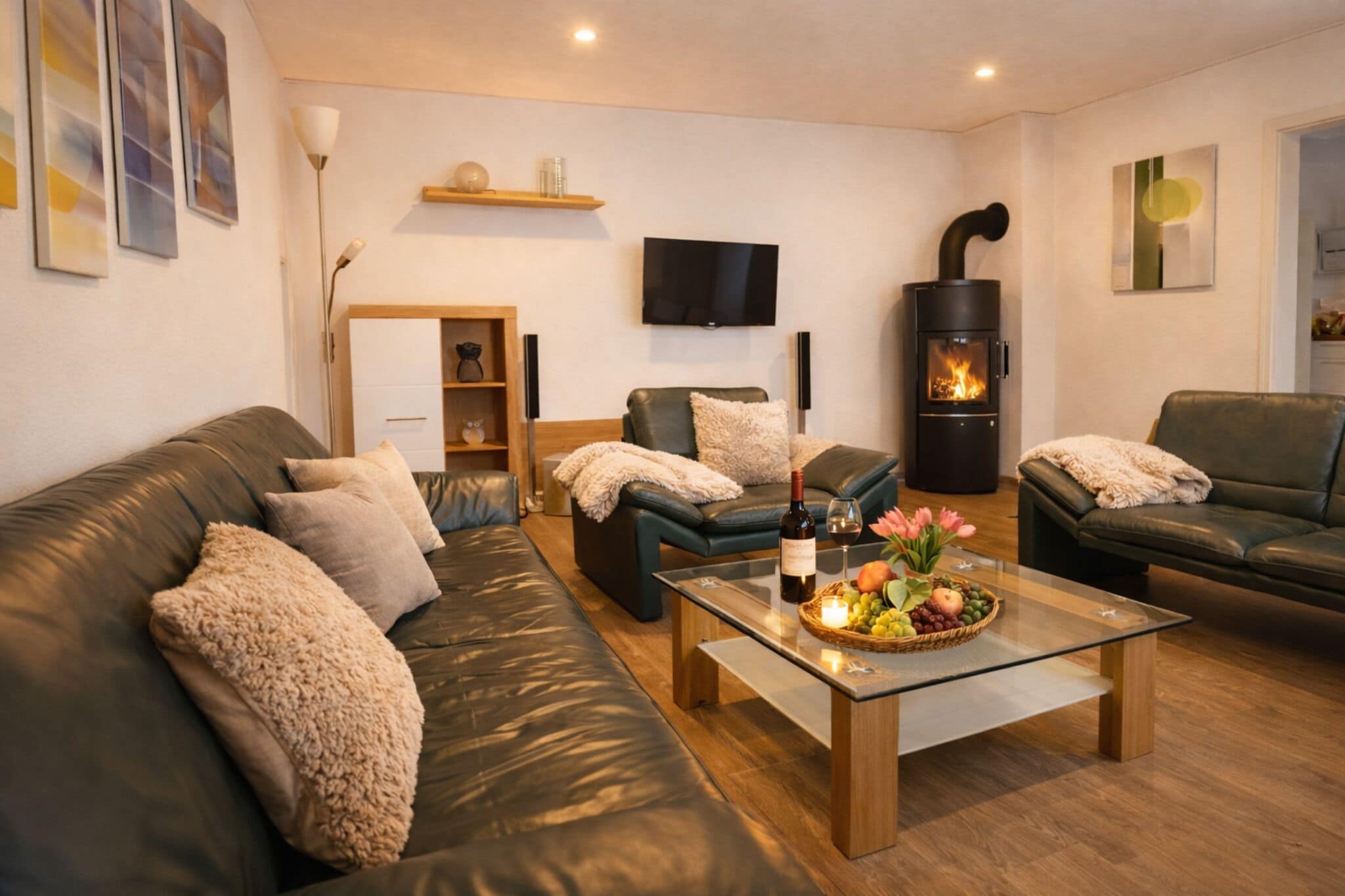 Smart TV, caminetto, libri, impianto stereo