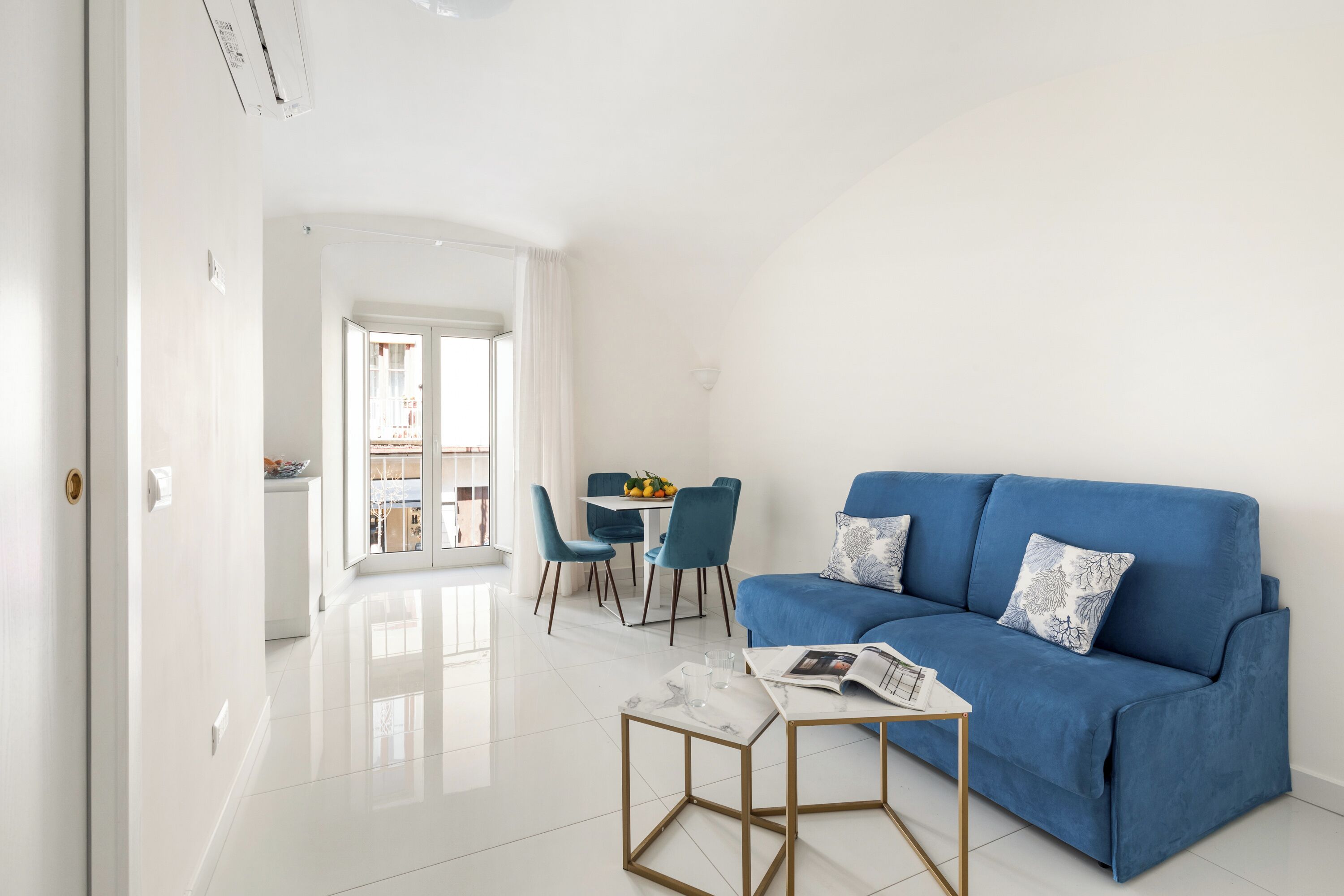 Apartament urbà | Sala d'estar | Televisor de pantalla plana de 32 polzades amb canals digitals 