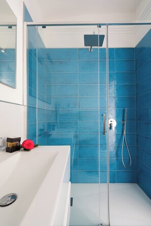 City appartement | Badkamer | Een douche, gratis toiletartikelen, een haardroger, een bidet