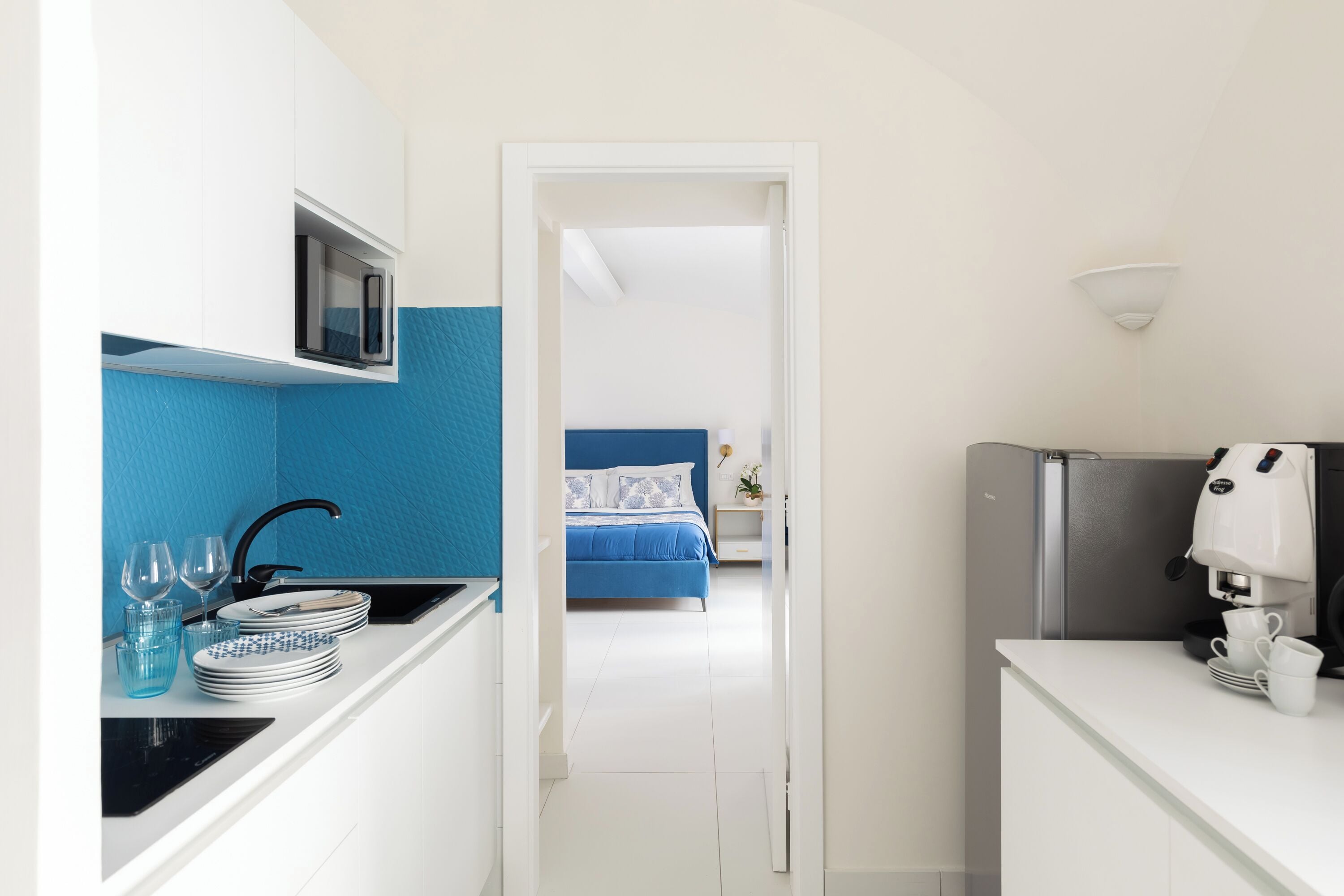 Apartamento City | Cocina privada | Frigorífico grande, microondas y placa de cocina