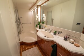 Douche, sèche-cheveux, serviettes fournies, savon