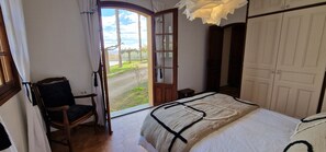 3 عدّة غرف نوم ومكواة/لوح كي وواي فاي وملاءات أسرّة