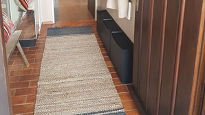 A hallway with a patterned rug, a coat rack, and a door leading to another room. - Gemütliche Whg. mit Balkon und Bergblick im Oberallgäu! Ruhig und Zentrumsnah (Immenstadt im Allgäu)