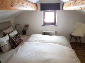 1 bedroom, desk, soundproofing, travel crib