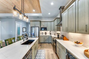 Microondas, lavavajillas, cafetera o tetera y tostadora