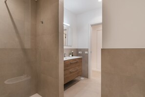 Dusche, Whirlpool, Haartrockner, Bidet