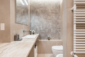 Dusche, Whirlpool, Haartrockner, Bidet