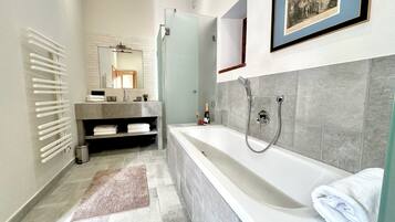 Deluxe House, Mountain View | Bathroom | Hair dryer, towels, soap, shampoo