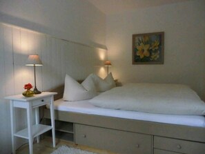 1 chambre, fer et planche à repasser, lit de bébé portatif