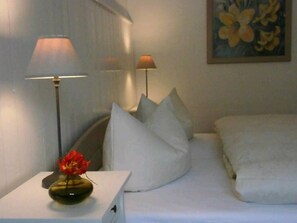 1 habitación, tabla de planchar con plancha y cuna de viaje 