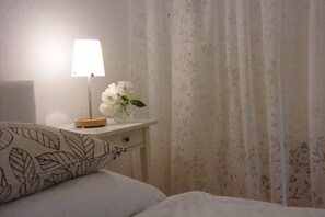 1 habitación, tabla de planchar con plancha, wifi gratis y ropa de cama