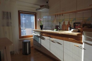 Kühlschrank, Herdplatte, Wasserkocher mit Kaffee-/Teezubehör