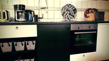 Fridge, stovetop, coffee/tea maker, electric kettle