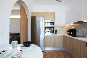 Fridge, microwave, oven, stovetop - Villa Amaranthus, Private Pool, Jacuzzi &mini Golf (Almirida)