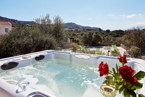 Outdoor spa tub - Villa Amaranthus, Private Pool, Jacuzzi &mini Golf (Almirida)