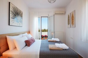 4 bedrooms, desk, iron/ironing board, travel cot - Villa Amaranthus, Private Pool, Jacuzzi &mini Golf (Almirida)