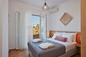 4 chambres, bureau, fer et planche à repasser, lit parapluie