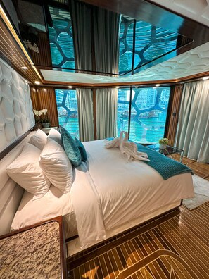 Suite Royal, balcón, vista al mar | Ropa de cama de alta calidad y minibar