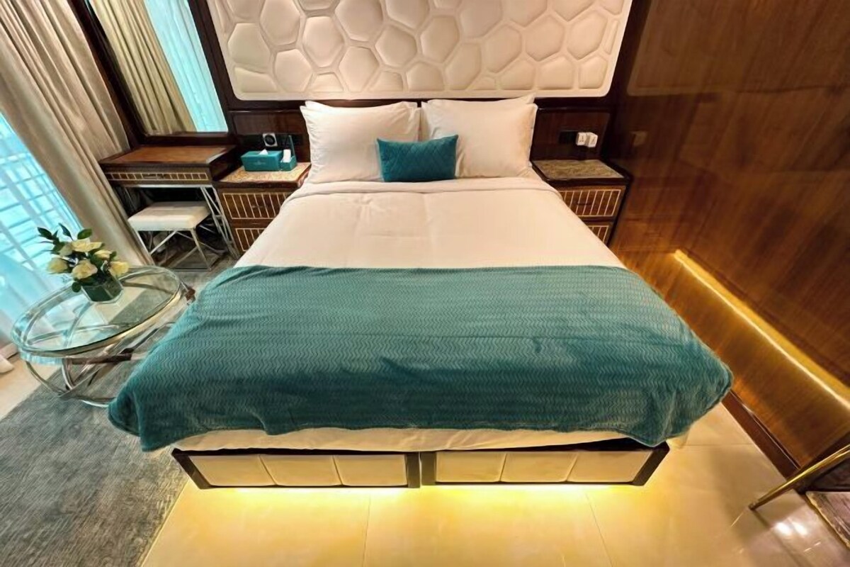 Ein Hotelzimmer mit einem großen Bett, einem Schreibtisch und einem Stuhl.