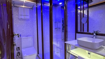 Quarto casal superior, sacada | Banheiro | Produtos de toalete grátis, secador de cabelo, roupões de banho