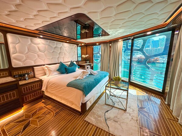 Suite Royal, balcón, vista al mar | 1 habitación, ropa de cama de alta calidad y minibar 