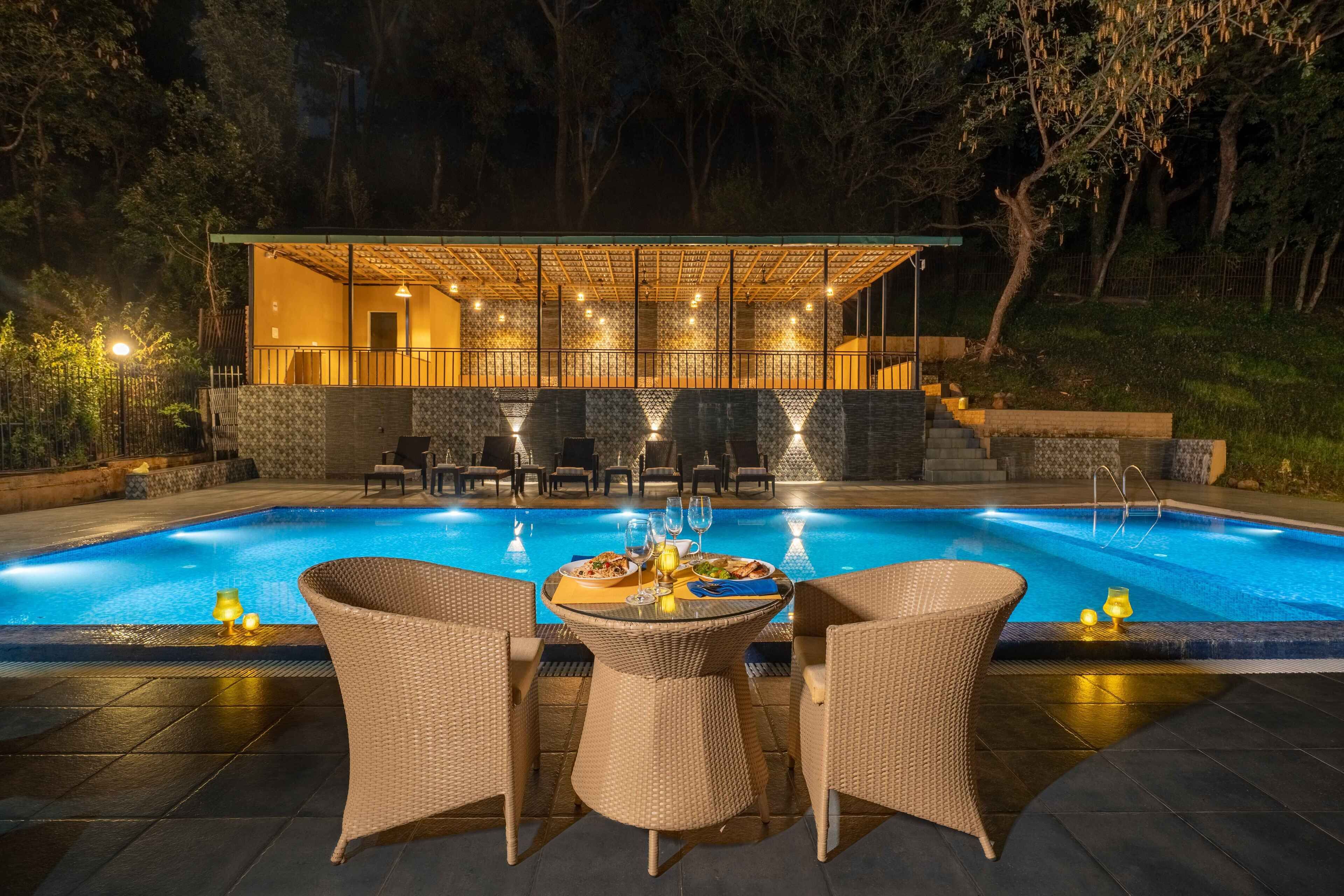 Una piscina al aire libre de temporada
