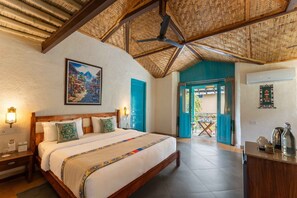 Habitación cuádruple familiar, balcón | Escritorio, tabla de planchar con plancha y wifi gratis 