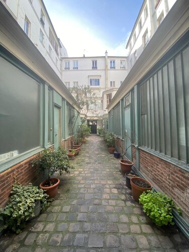 Charmant duplex au design tropicool en plein coeur de Paris.