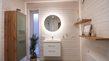 Haartrockner, Handtücher, Seife, Toilettenpapier