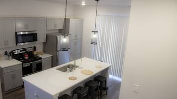 Lemari es, microwave, oven, dan kompor