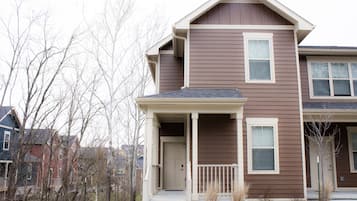 Vista frontal de la propiedad