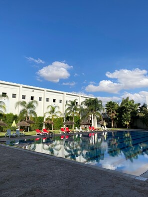 2 albercas techadas y alberca al aire libre