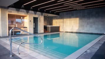Piscina interna, piscina externa sazonal