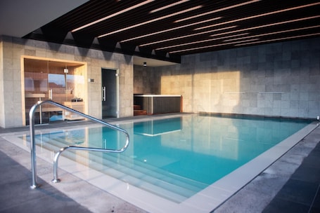 Una piscina techada, una piscina al aire libre de temporada