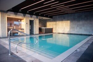 Una piscina techada, una piscina al aire libre de temporada