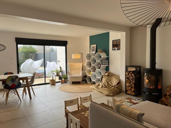 TV, books - Logement Entier Proche Paris Idéal J.O (Plaisir)